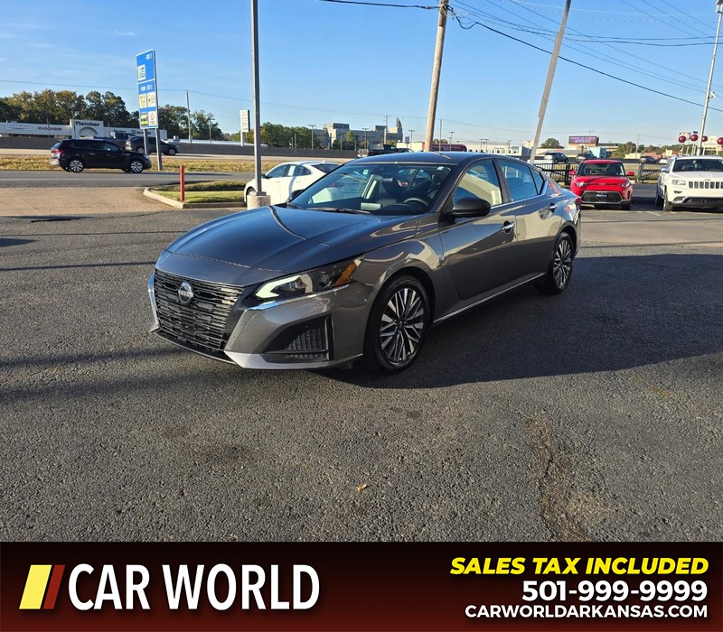 Nissan Altima Vehicle Full-screen Gallery Image 3