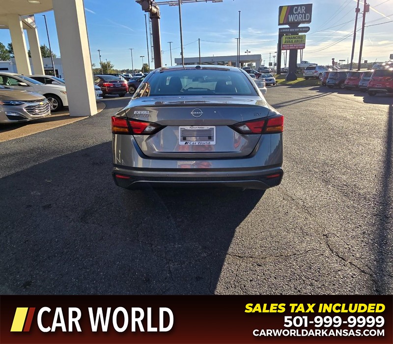 Nissan Altima Vehicle Full-screen Gallery Image 5