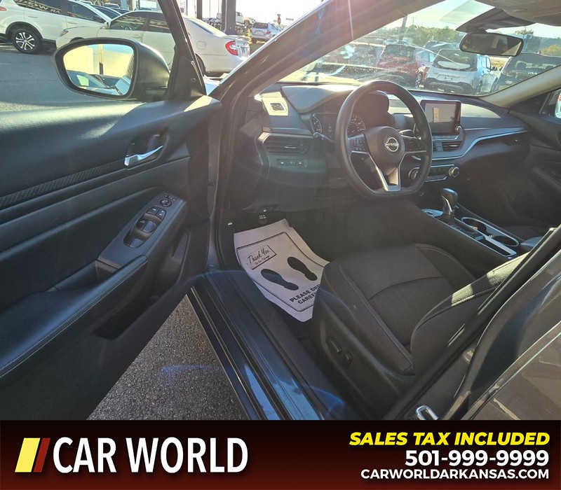 Nissan Altima Vehicle Full-screen Gallery Image 7