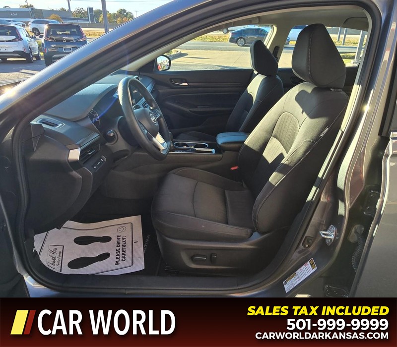 Nissan Altima Vehicle Full-screen Gallery Image 8