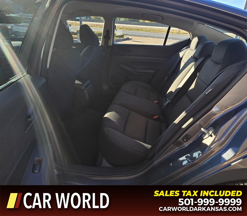 Nissan Altima Vehicle Full-screen Gallery Image 10