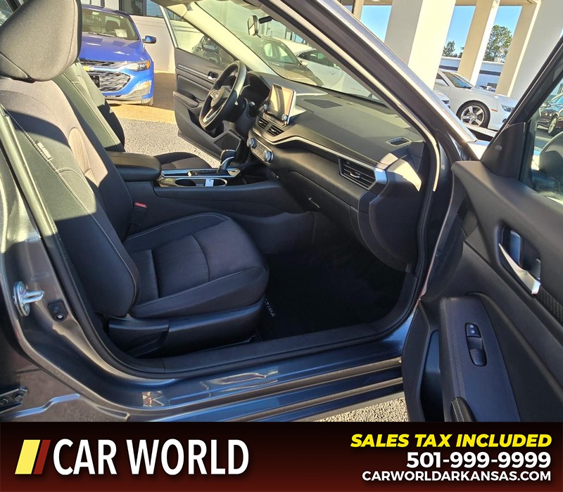 Nissan Altima Vehicle Full-screen Gallery Image 11