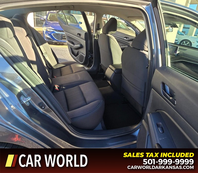 Nissan Altima Vehicle Full-screen Gallery Image 12