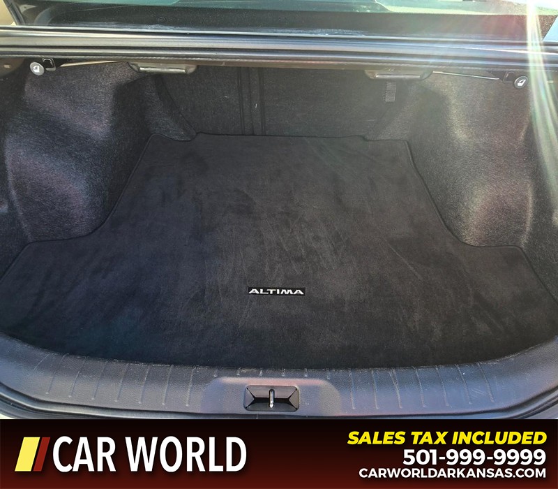 Nissan Altima Vehicle Full-screen Gallery Image 13