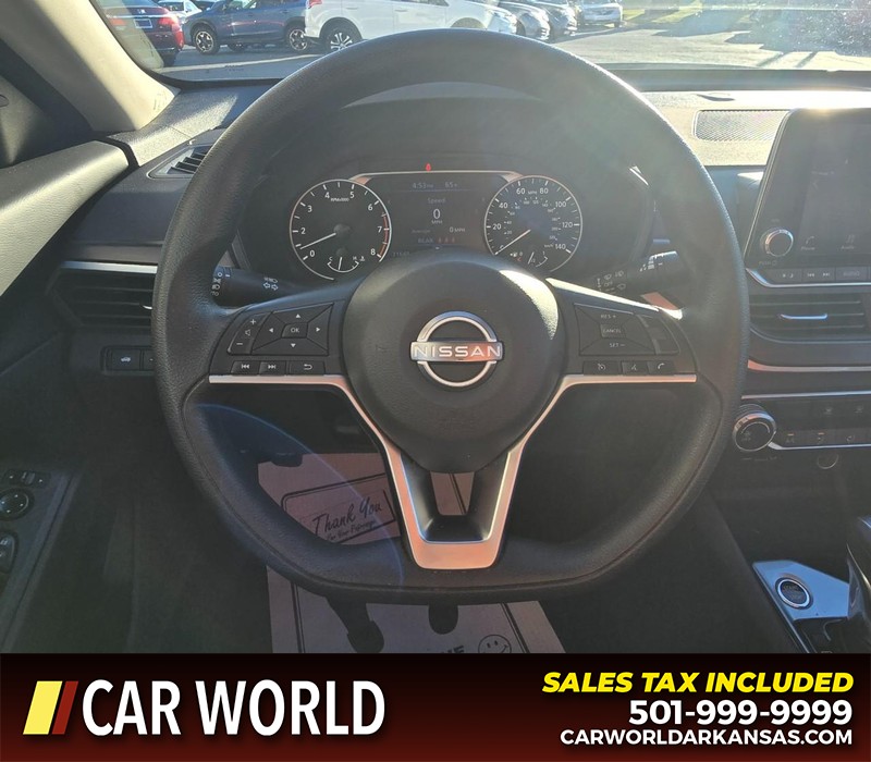 Nissan Altima Vehicle Full-screen Gallery Image 15