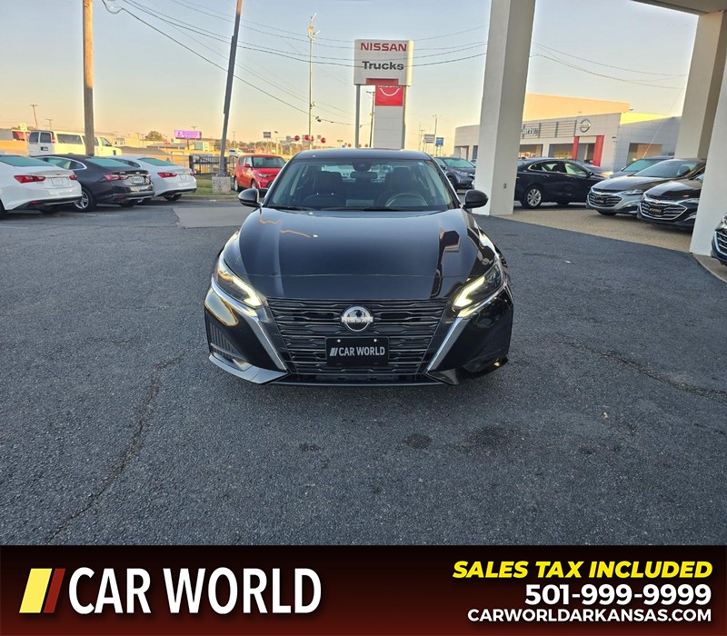 Nissan Altima Vehicle Full-screen Gallery Image 2