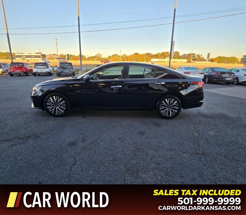 Nissan Altima Vehicle Full-screen Gallery Image 4