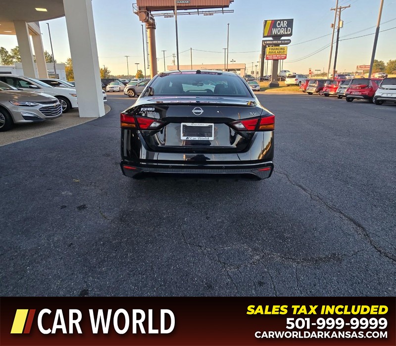 Nissan Altima Vehicle Full-screen Gallery Image 5