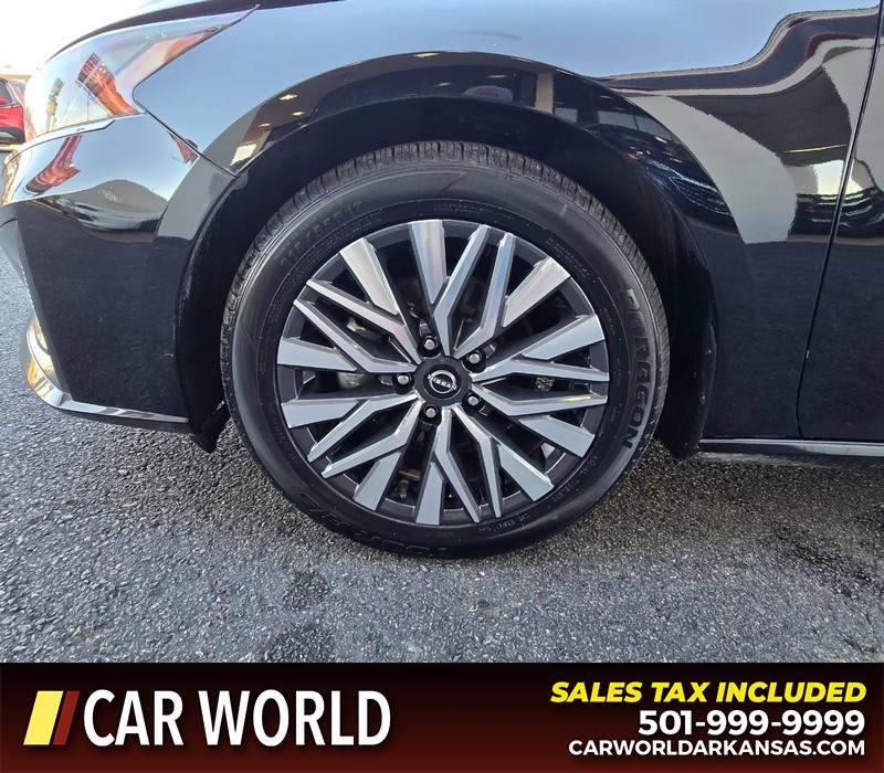 Nissan Altima Vehicle Full-screen Gallery Image 6