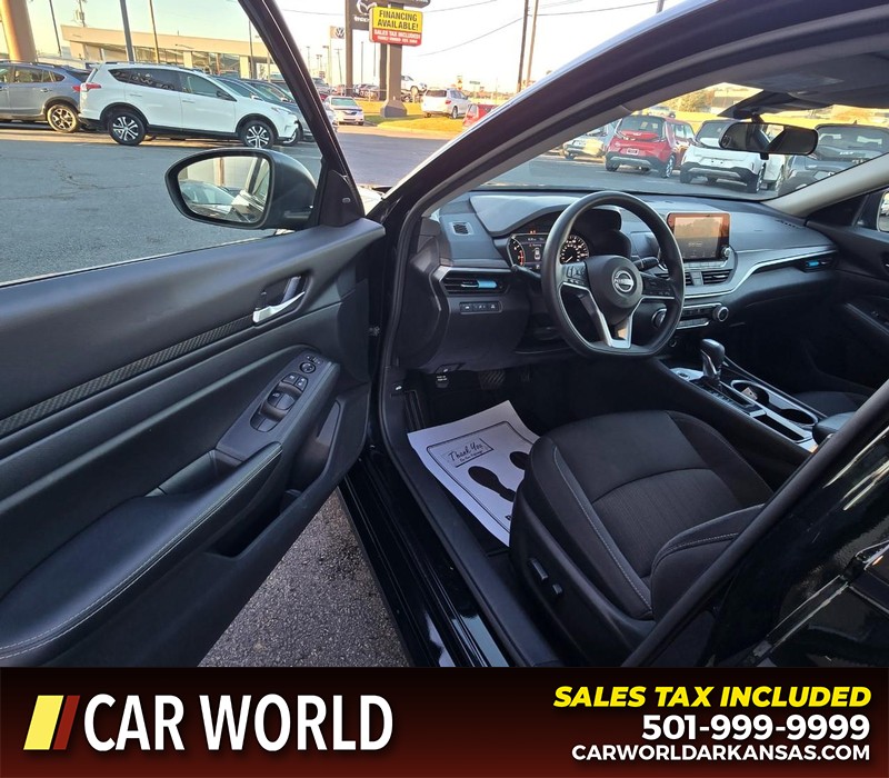 Nissan Altima Vehicle Full-screen Gallery Image 7