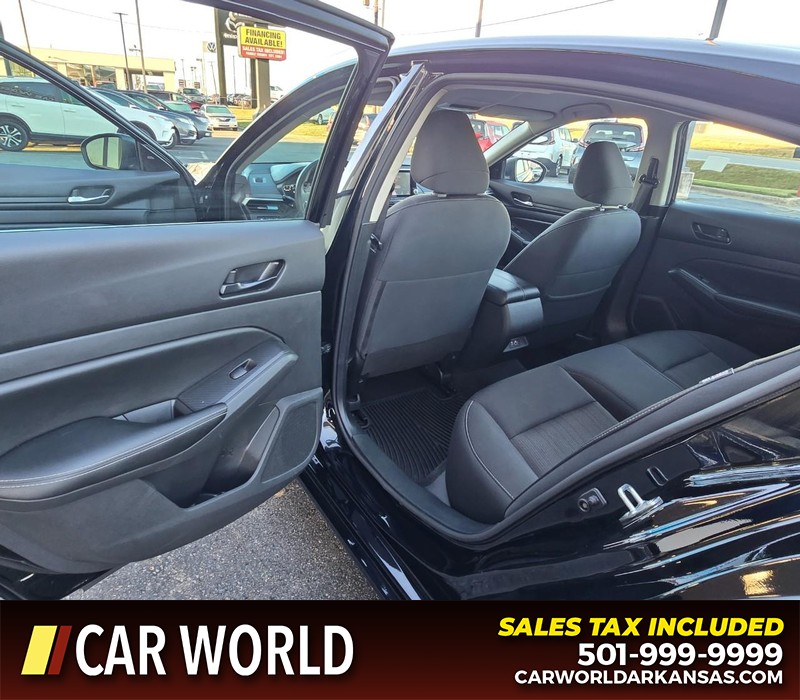 Nissan Altima Vehicle Full-screen Gallery Image 9