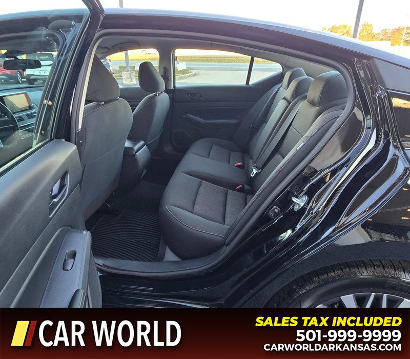 Nissan Altima Vehicle Full-screen Gallery Image 10