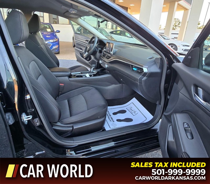 Nissan Altima Vehicle Full-screen Gallery Image 11