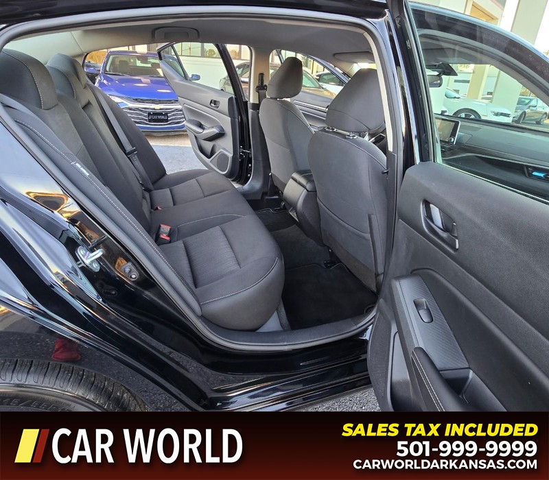 Nissan Altima Vehicle Full-screen Gallery Image 12