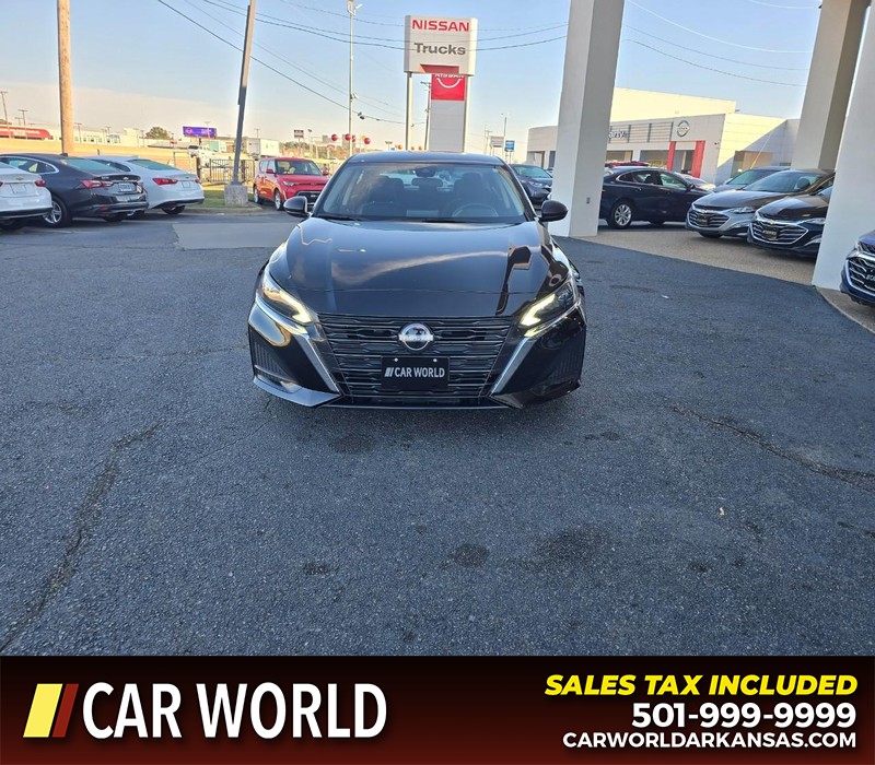 Nissan Altima Vehicle Full-screen Gallery Image 2