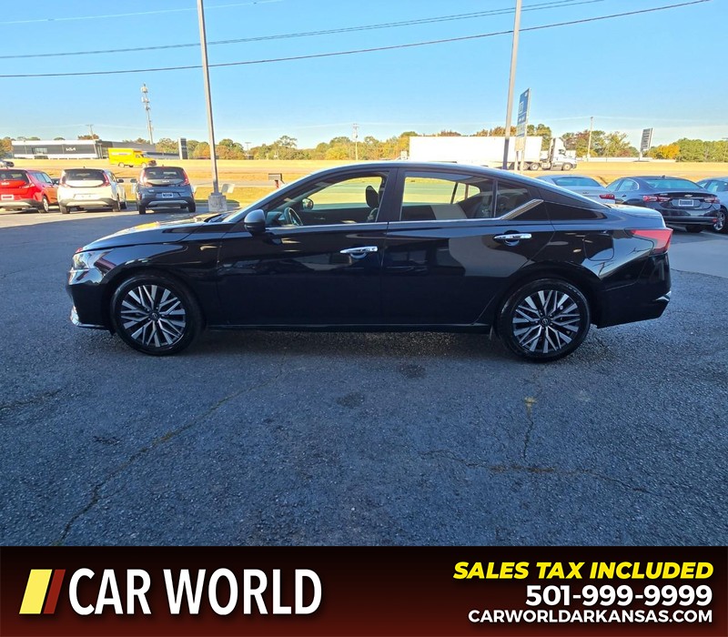 Nissan Altima Vehicle Full-screen Gallery Image 4