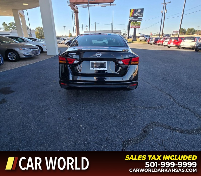 Nissan Altima Vehicle Full-screen Gallery Image 5