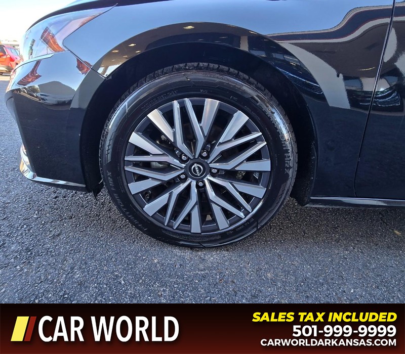 Nissan Altima Vehicle Full-screen Gallery Image 6