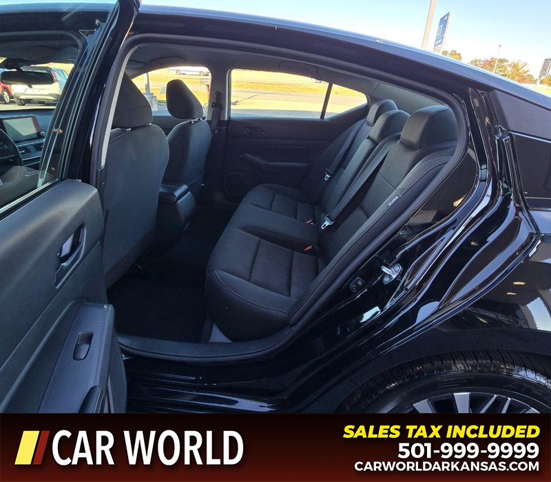 Nissan Altima Vehicle Full-screen Gallery Image 10