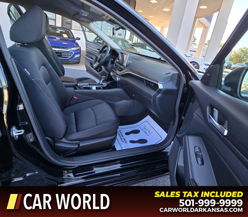 Nissan Altima Vehicle Full-screen Gallery Image 11