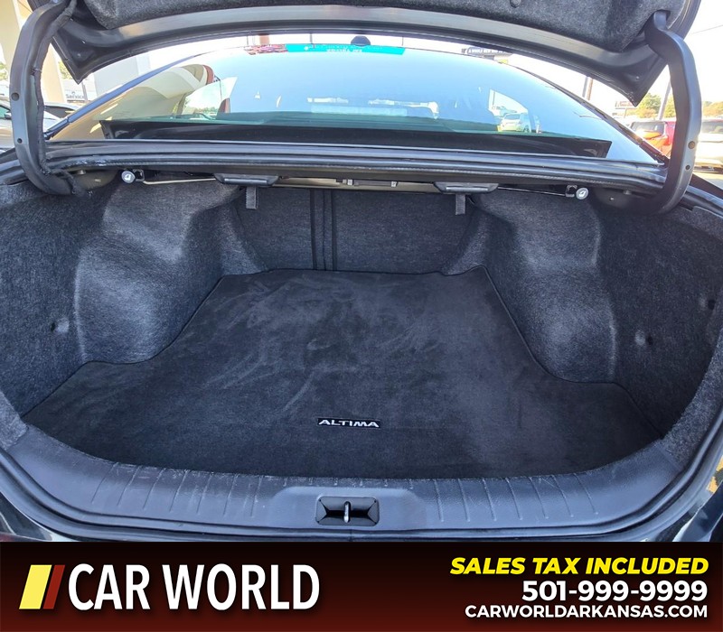 Nissan Altima Vehicle Full-screen Gallery Image 13