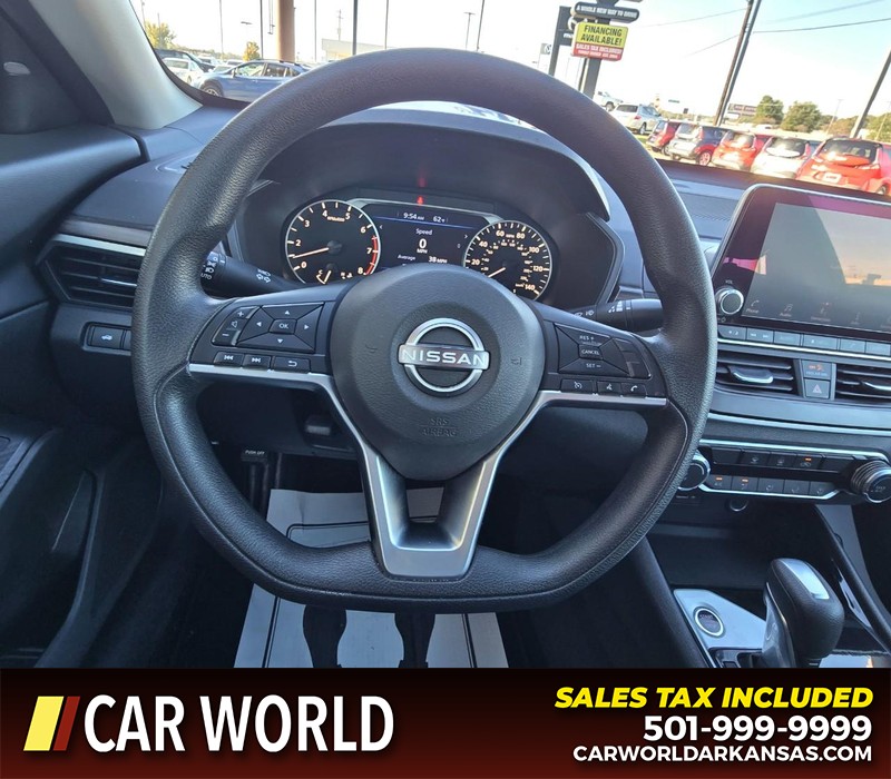 Nissan Altima Vehicle Full-screen Gallery Image 15