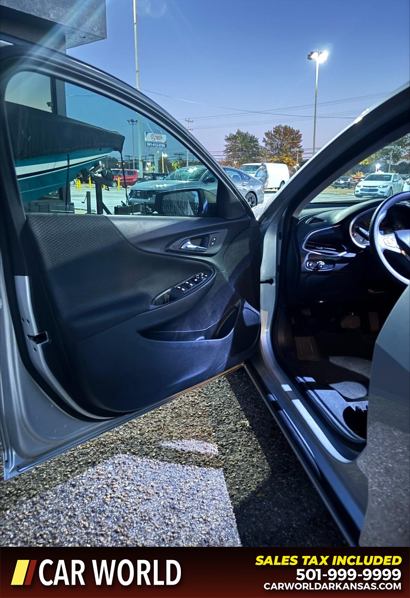 Chevrolet Malibu Vehicle Full-screen Gallery Image 12