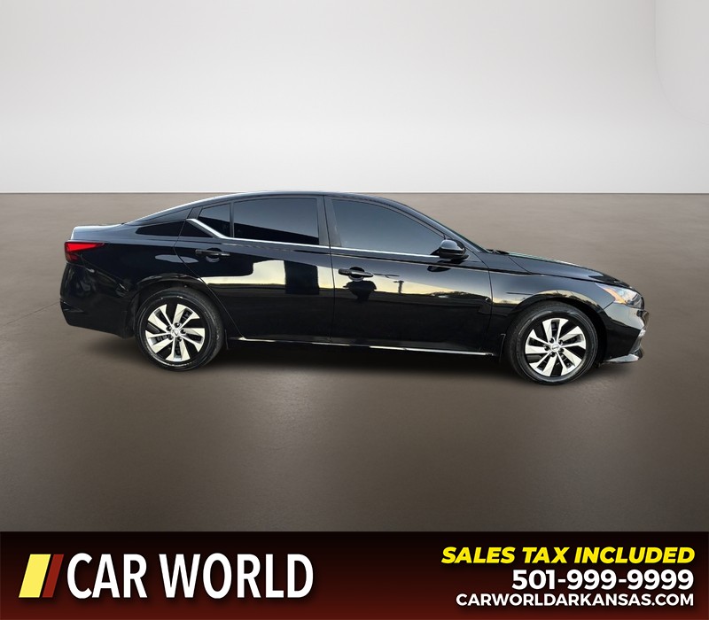 Nissan Altima Vehicle Full-screen Gallery Image 2