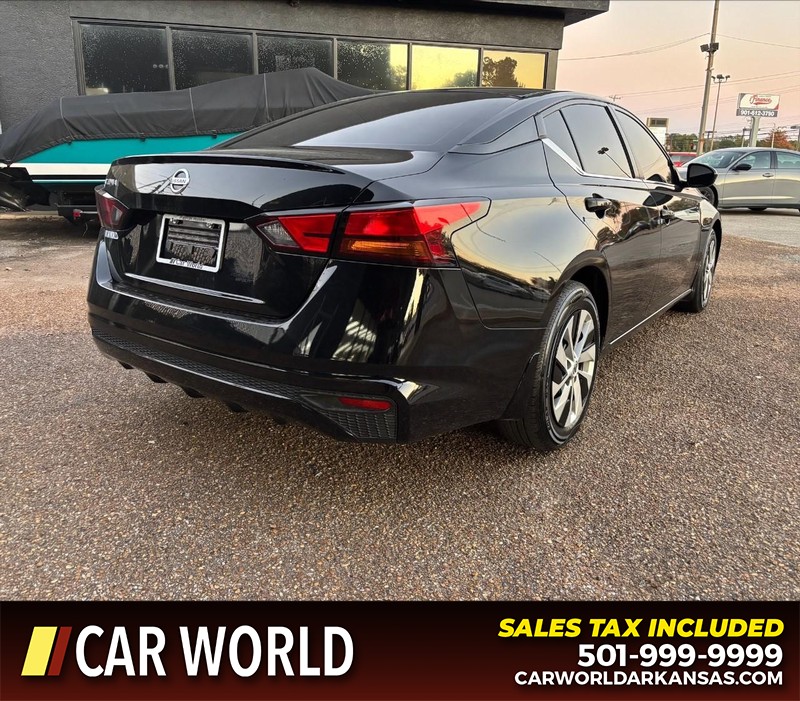 Nissan Altima Vehicle Full-screen Gallery Image 3