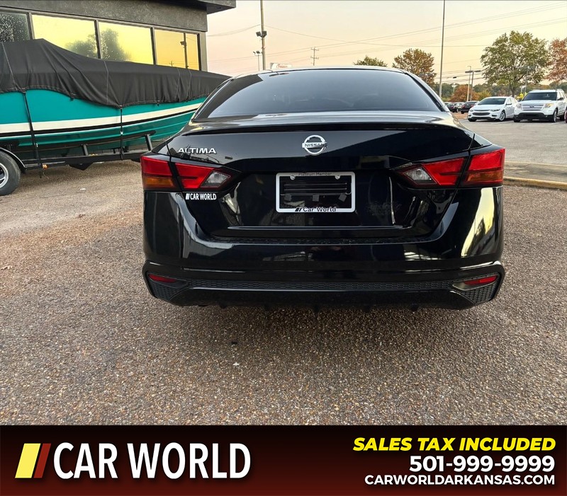 Nissan Altima Vehicle Full-screen Gallery Image 4