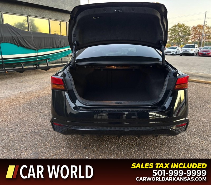 Nissan Altima Vehicle Full-screen Gallery Image 5