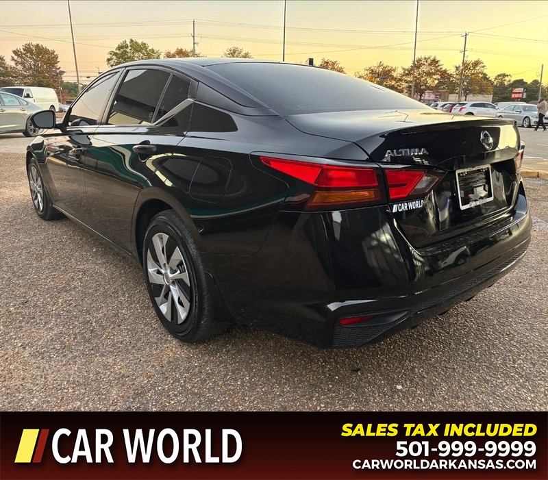 Nissan Altima Vehicle Full-screen Gallery Image 7