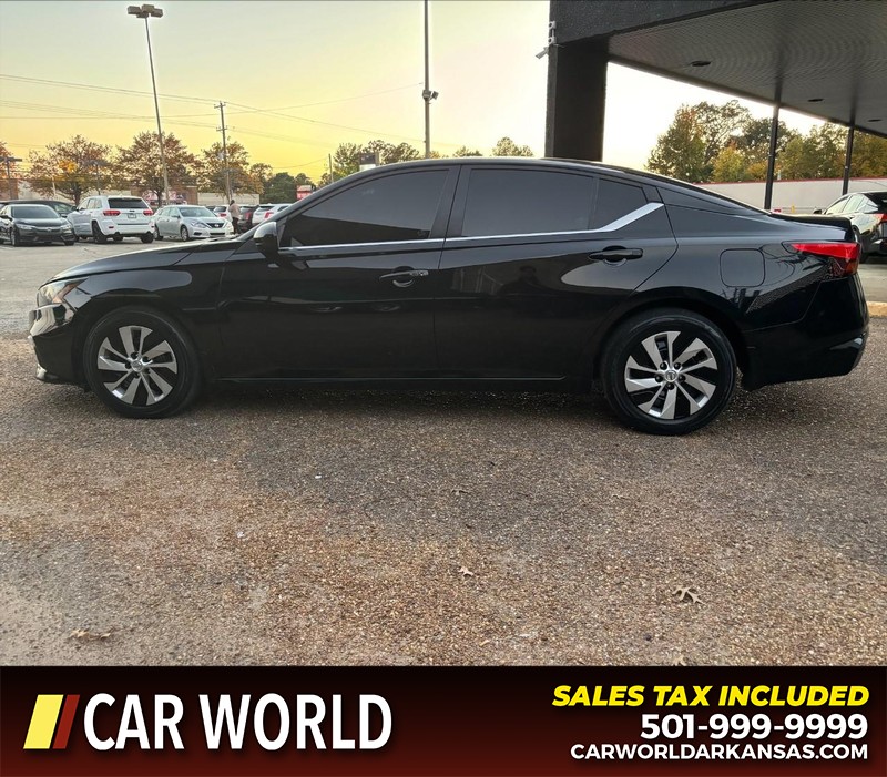 Nissan Altima Vehicle Full-screen Gallery Image 8