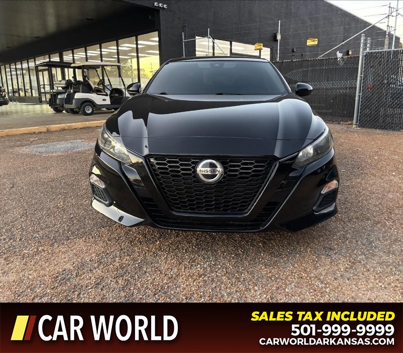 Nissan Altima Vehicle Full-screen Gallery Image 10