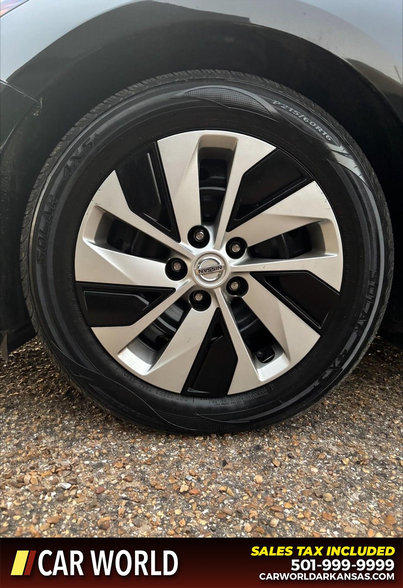 Nissan Altima Vehicle Full-screen Gallery Image 11