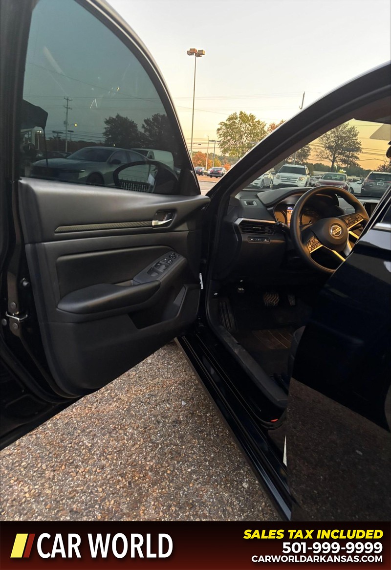 Nissan Altima Vehicle Full-screen Gallery Image 12