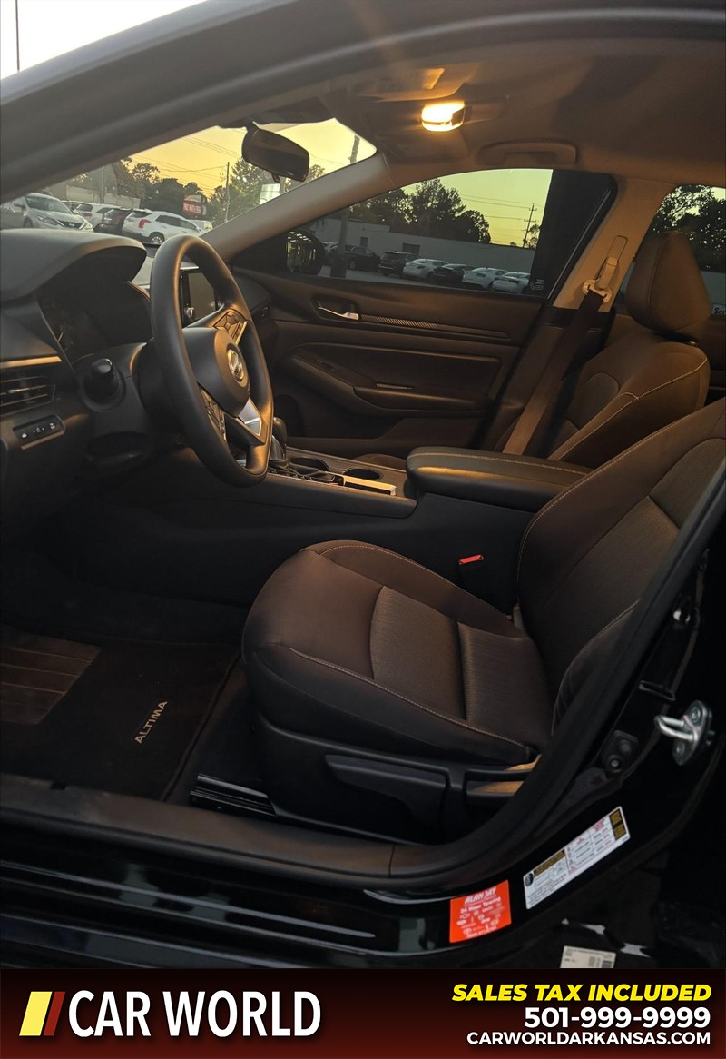 Nissan Altima Vehicle Full-screen Gallery Image 13