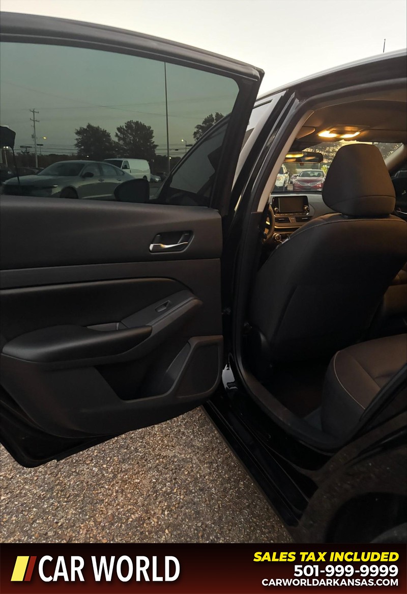 Nissan Altima Vehicle Full-screen Gallery Image 14