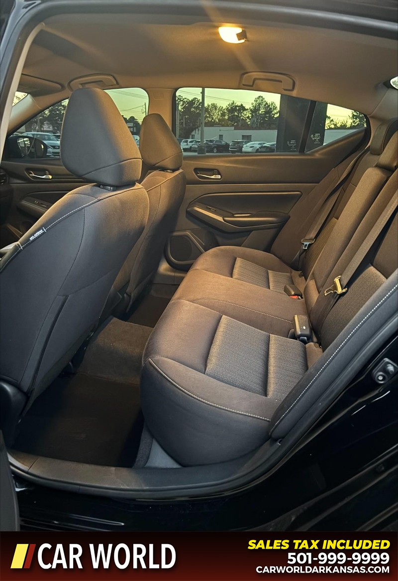 Nissan Altima Vehicle Full-screen Gallery Image 15