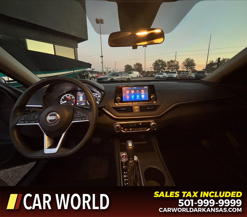 Nissan Altima Vehicle Full-screen Gallery Image 16