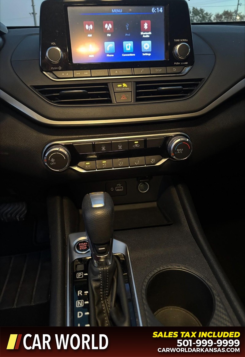 Nissan Altima Vehicle Full-screen Gallery Image 17