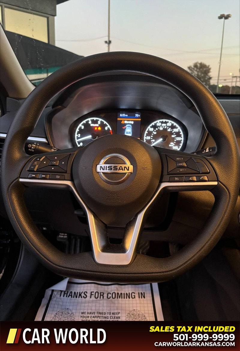 Nissan Altima Vehicle Full-screen Gallery Image 19