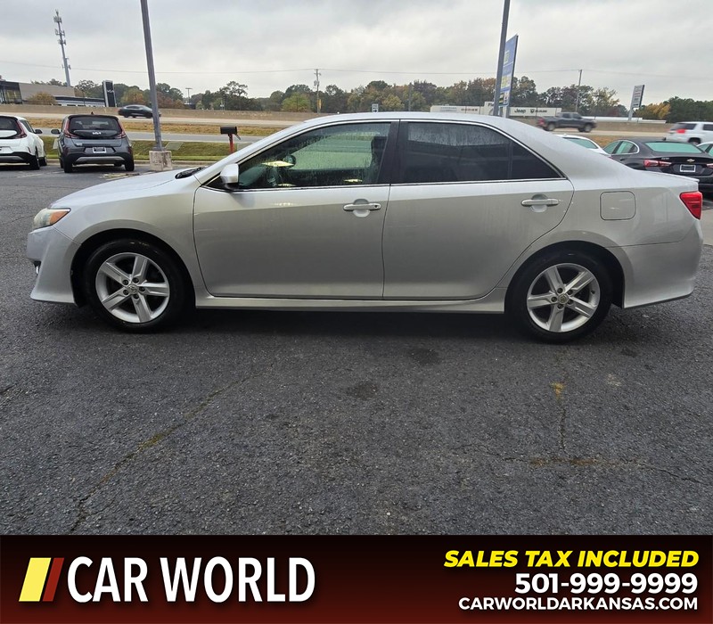 Toyota Camry Vehicle Full-screen Gallery Image 4