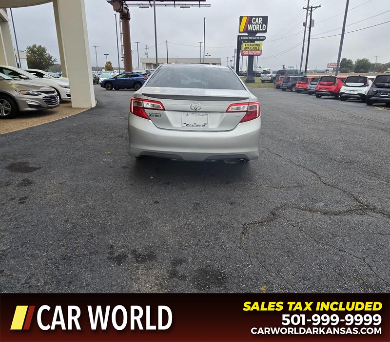 Toyota Camry Vehicle Full-screen Gallery Image 5