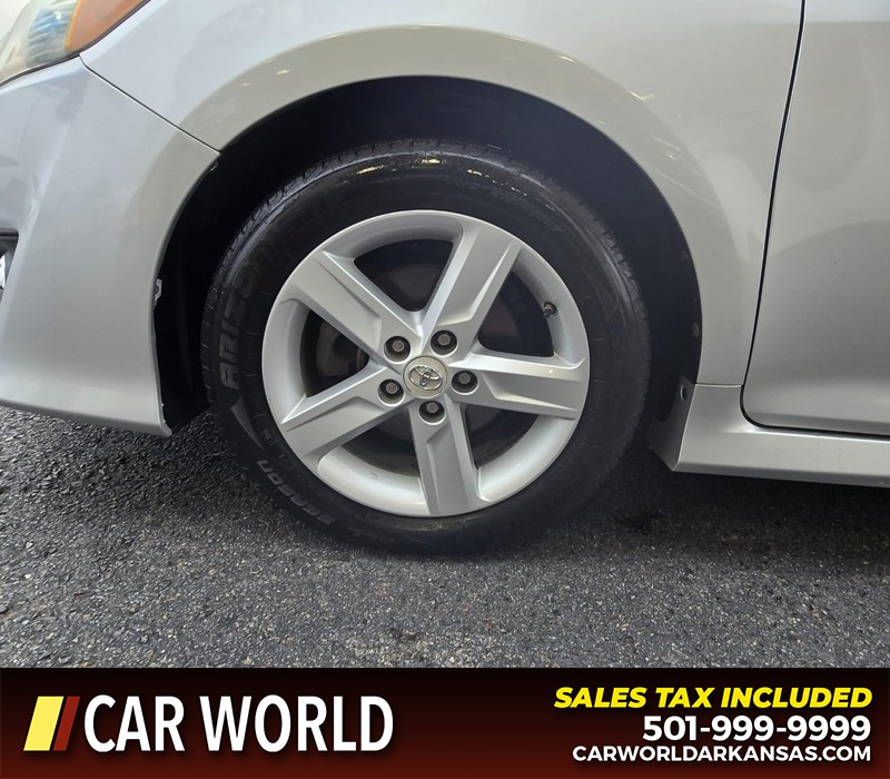 Toyota Camry Vehicle Full-screen Gallery Image 6