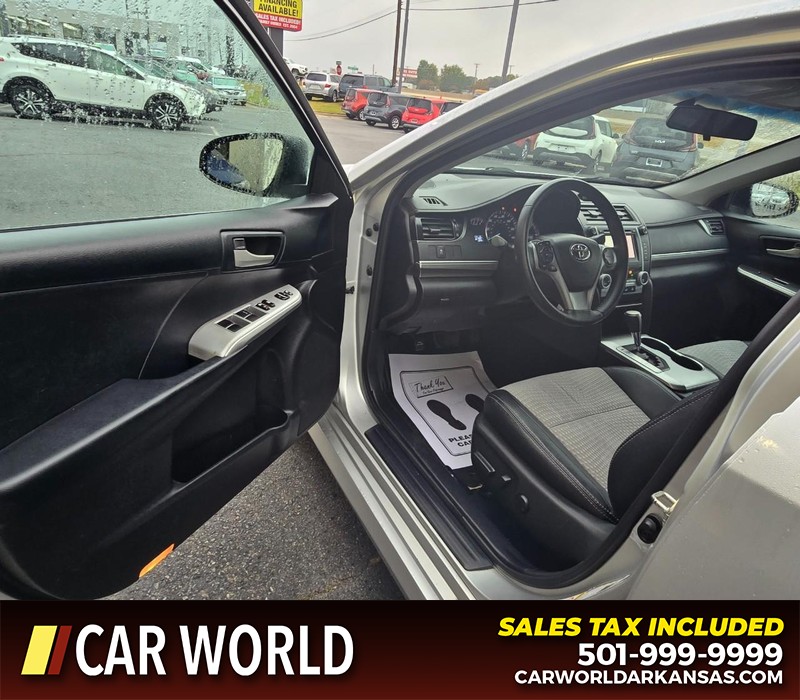 Toyota Camry Vehicle Full-screen Gallery Image 7