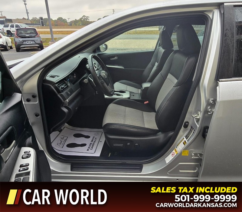 Toyota Camry Vehicle Full-screen Gallery Image 8