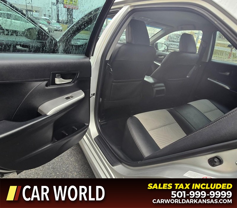 Toyota Camry Vehicle Full-screen Gallery Image 9