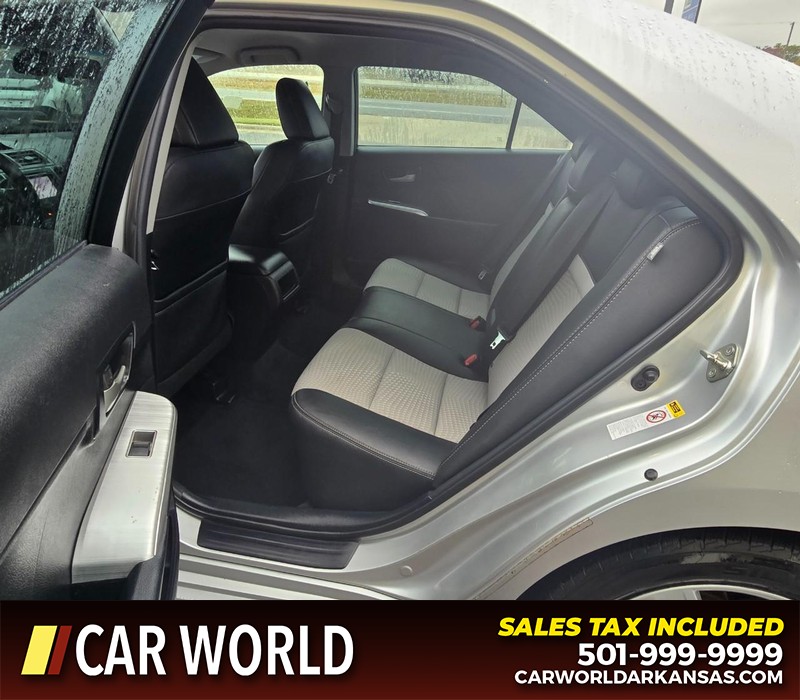 Toyota Camry Vehicle Full-screen Gallery Image 10