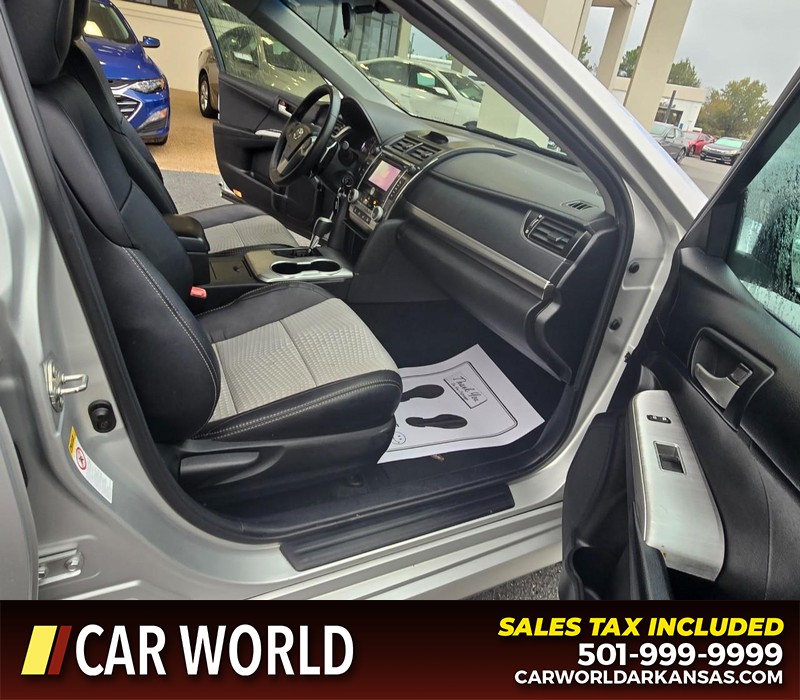 Toyota Camry Vehicle Full-screen Gallery Image 11